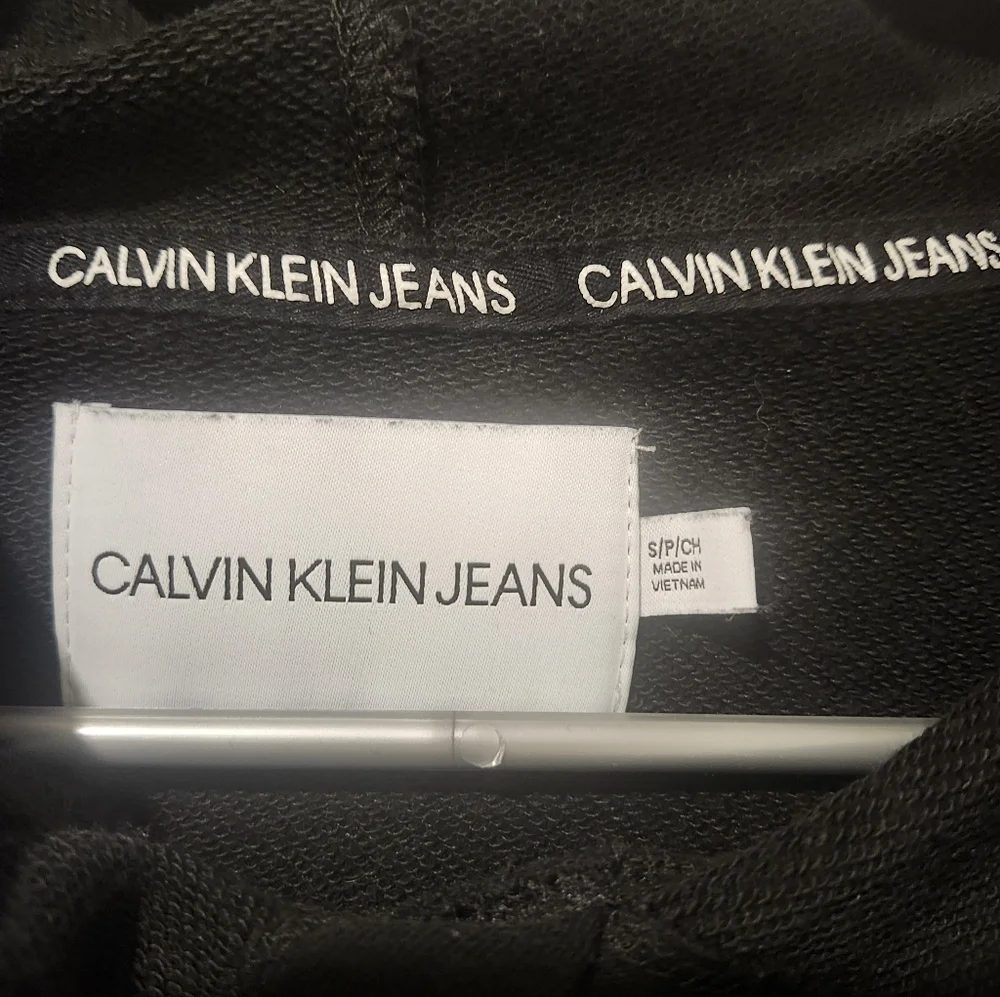 Calvin Klein Jeans Cropped Hoodie Black with Large CK Logo – Size S - Picture 2 of 9